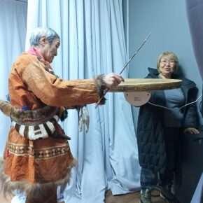 В.Е. Кемлиль и Ж.А. Дьячкова согревают мембрану бубна ярар перед исполнением. Фото Н.М. Кондратьевой.